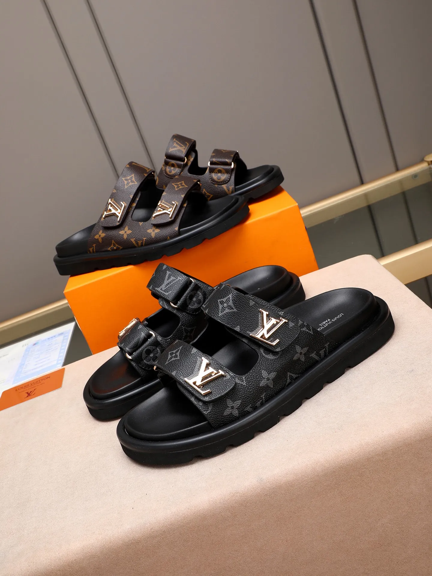 PP360 [LOUIS VUITTON] Louis Vuitton, LV printing, men's and women's slippers are on the market. The drawer box packaging comes with a cloth bag and a card. The upper pattern looks very soft and waxy, and it is a super versatile leg slimming tool. Fabric: imported denim/canvas/old fabric, LV hardware LOGO, official website pattern printing, comfortable to wear, feet: high-elastic PU water table. Sole: foam sole, heel height: about 5cm. Code number: 35-46, 35, 45, 46 are custom-made and non-returnable. Color: multiple colors and styles available.